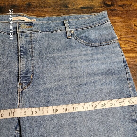 Levi's Classic Bermuda Shorts 24 W High Rise Tummy Control Medium Light Wash - Picture 9 of 13